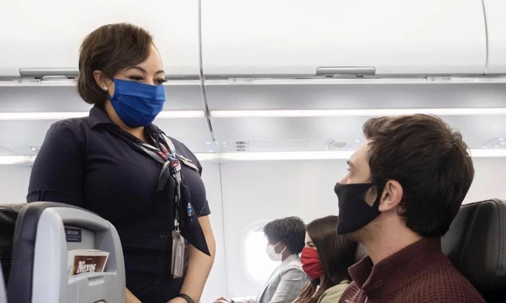 Αποβίβασαν επιβάτη της American Airlines επειδή αρνήθηκε να φορέσει μάσκα
